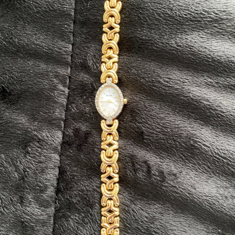Gold Woman's Watch - Picture 1 of 3